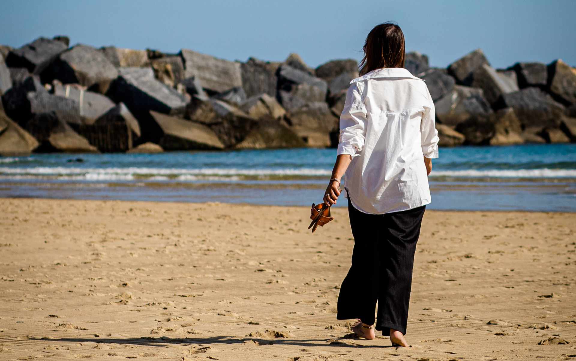 Laura paseando por la playa