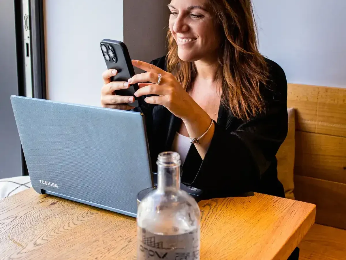 Laura trabajando con el móvil